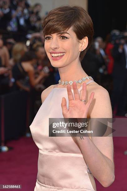 Actress Anne Hathaway, wearing Giorgio Armani, arrives at the Oscars at Hollywood & Highland Center on February 24, 2013 in Hollywood, California.