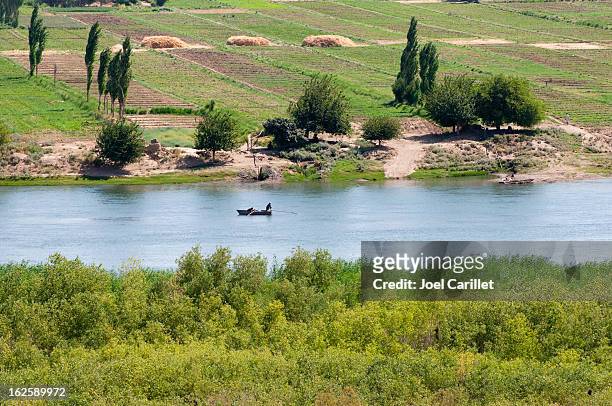 boat on euphrates river near dura europos (tell salhiye), syria - euphrates river stockfoto's en -beelden