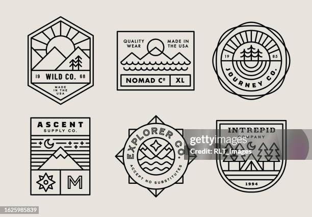 ilustraciones, imágenes clip art, dibujos animados e iconos de stock de diseños de insignias monolínea de aventura retro - medalla