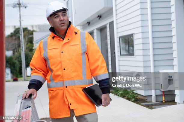 un trabajador de la construcción masculino - tradesman fotografías e imágenes de stock