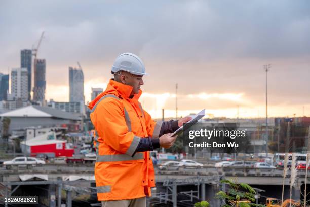 comprobación de planos de construcción - gestor de proyectos fotografías e imágenes de stock
