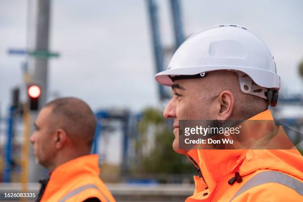 two male construction workers - dock worker stockfoto's en -beelden