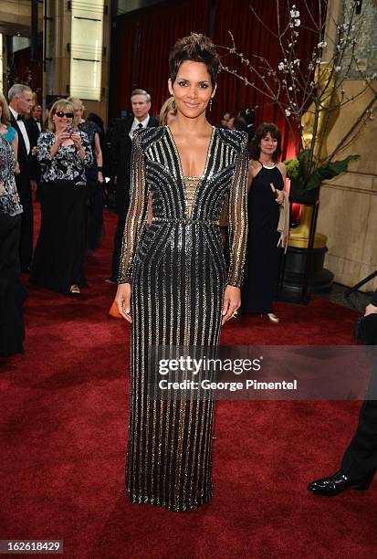 Actress Halle Berry arrive at the Oscars at Hollywood & Highland Center on February 24, 2013 in Hollywood, California. At Hollywood & Highland Center...