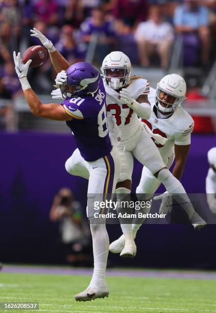 Ben Sims of the Minnesota Vikings makes the catch but was called back on penalties while Quavian White of the Arizona Cardinals applies pressure in...