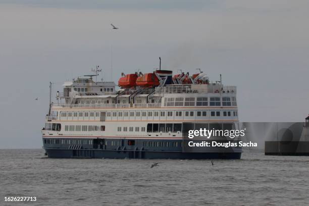 great lakes passenger cruise ship leaving the harbor - window frame ship photos et images de collection