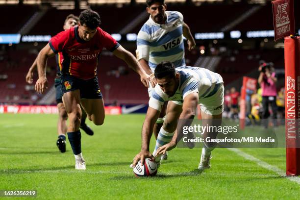 Jerónimo De La Fuente of Argentina scores a try during the Summer International match between Spain and Argentina at Civitas Metropolitano Stadium on...