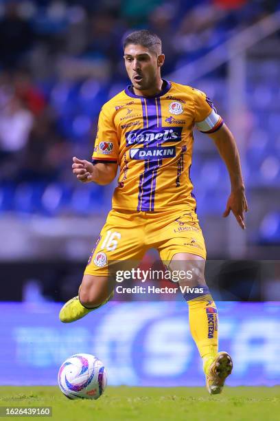 Javier Guemez of Atletico San Luis runs with the ball during the 4th round match between Puebla and Atletico San Luis as part of the Torneo Apertura...