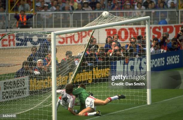 Goalkeeper Jim Leighton and Steve Bruce of Manchester United fail to stop a goal by Gary O''Reilly of Crystal Palace during the FA Cup final at...