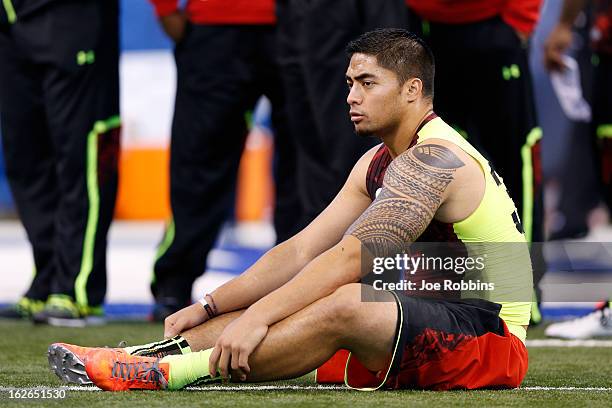 Manti Te'o of Notre Dame gets ready to run the 40-yard dash during the 2013 NFL Combine at Lucas Oil Stadium on February 25, 2013 in Indianapolis,...