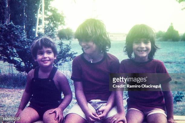 old photos of brother and 2 sisters - casual clothing photos stock-fotos und bilder