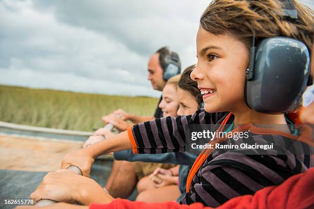 air boat on the everglades with kids - barco de pântano imagens e fotografias de stock