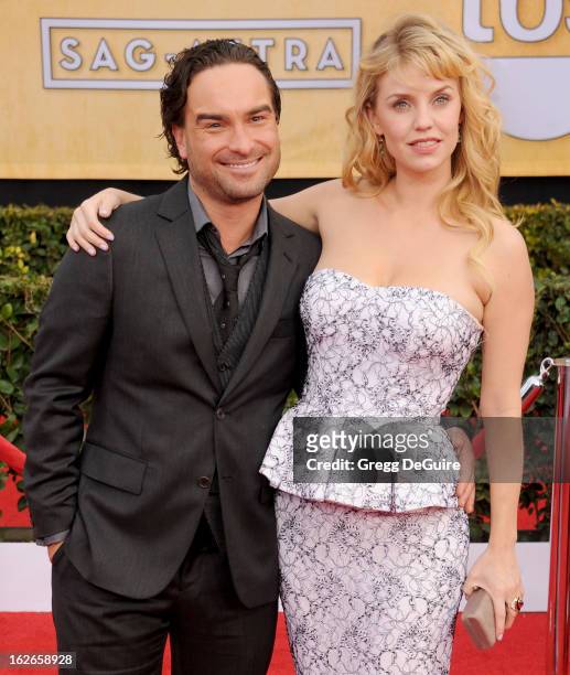 Actors Johnny Galecki and Kelli Garner arrive at the 19th Annual Screen Actors Guild Awards at The Shrine Auditorium on January 27, 2013 in Los...