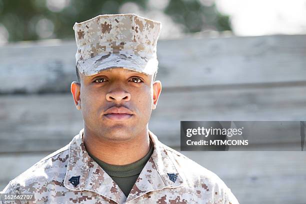 marine at obsyacle course - african american soldier bildbanksfoton och bilder