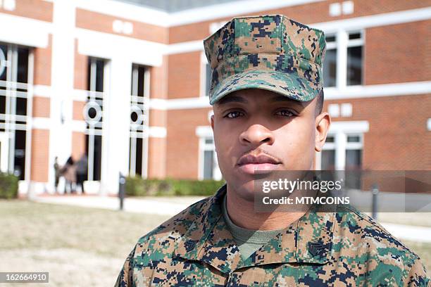 marine in front of a building - mtmcoins stockfoto's en -beelden