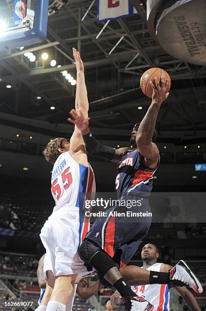 Josh Smith of the Atlanta Hawks goes to the basket against Viacheslav Kravtsov of the Detroit Pistons during the game between the Detroit Pistons and...