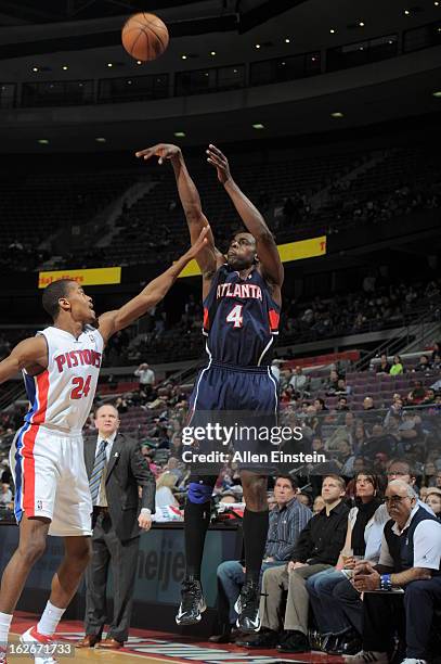 Anthony Tolliver of the Atlanta Hawks shoots the ball against Kim English of the Detroit Pistons during the game between the Detroit Pistons and the...