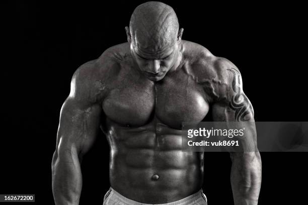 potente guy - handsome bodybuilders fotografías e imágenes de stock