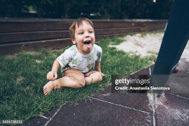 little boy grimacing in the playground - taquiner photos et images de collection