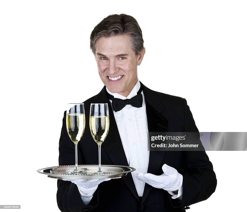 Homme servant champagne