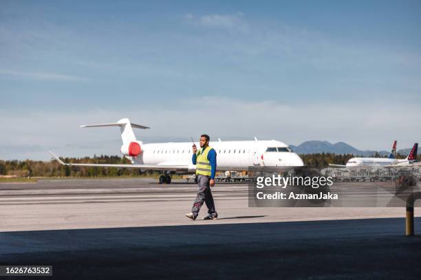 mitglied des bodenpersonals am flughafen - airport ground crew uniform stock-fotos und bilder