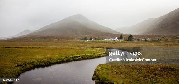 schottland landschaft mit fluss - nicolas berggruen stock-fotos und bilder