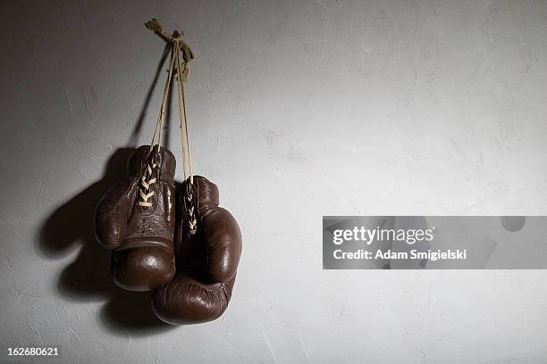 guanti da boxe - boxing gloves foto e immagini stock