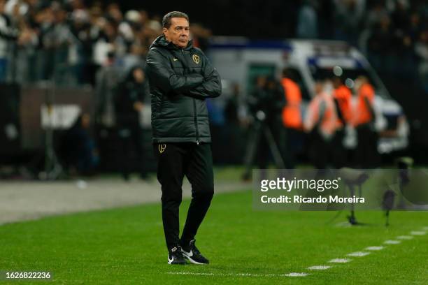 Vanderlei Luxemburgo head coach of Corinthians looks on during the match between Corinthians and Goias as part of Brasileirao Series A 2023 at Neo...