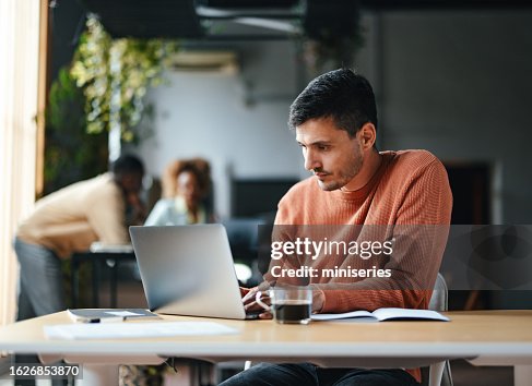 Um empresário focado trabalhando em seu computador Um empresário focado trabalhando em seu computador