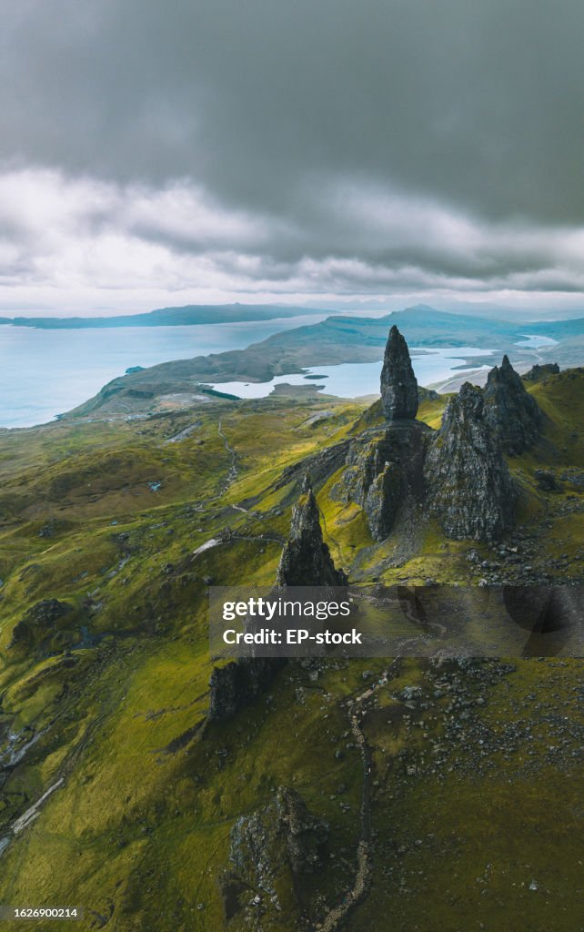 Vue aérienne du vieil homme de Storr sur l’île de Skye, Écosse, Royaume-Uni