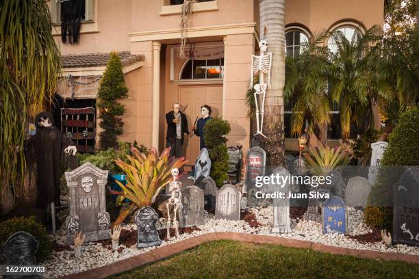 house with halloween decocarions - halloween decoration fotografías e imágenes de stock