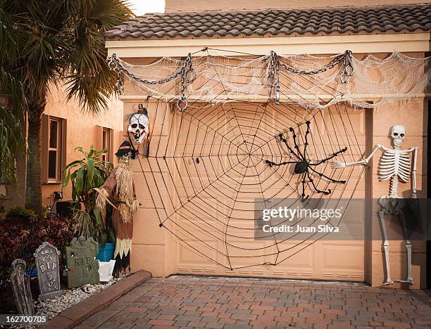 house with halloween decocarions - halloween deko stock-fotos und bilder