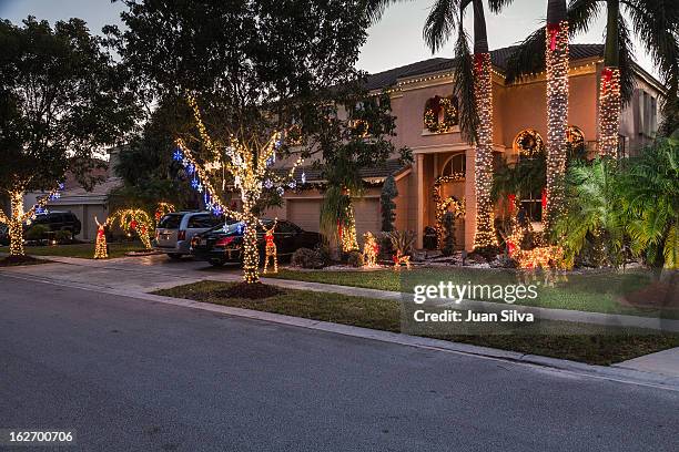 house with christmas decocarions - florida christmas stock-fotos und bilder