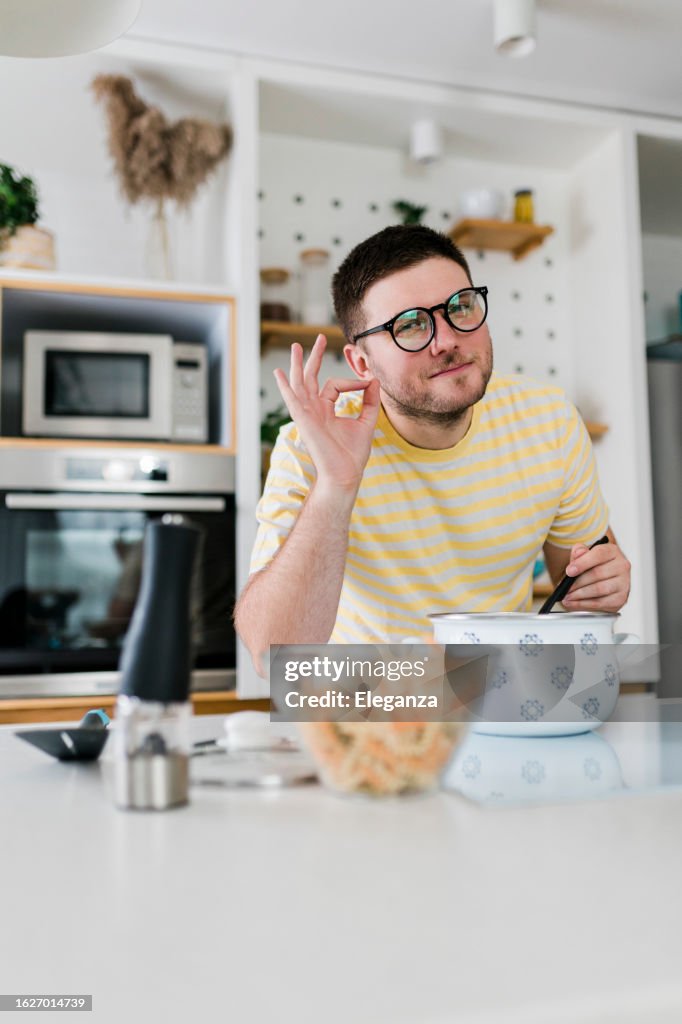 Retrato de un joven preparando la comida en la cocina