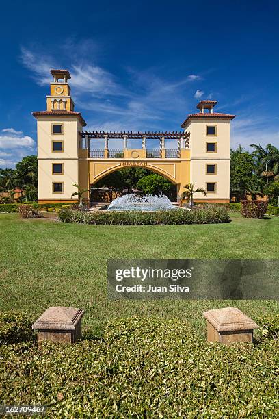 monument for the city of hialeah, miami, fl, usa - hialeah fotografías e imágenes de stock