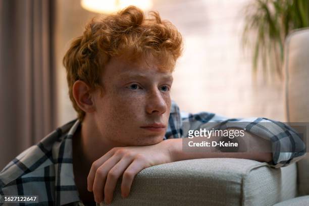triste niño - redhead boy fotografías e imágenes de stock