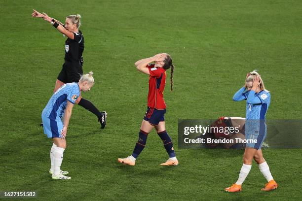 Ona Batlle of Spain celebrate after the team's victory while Beth England and Lauren Hemp of England show dejection after the FIFA Women's World Cup...