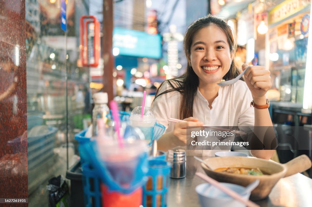 Sharing foodies streetfood sitting eat-in streetside