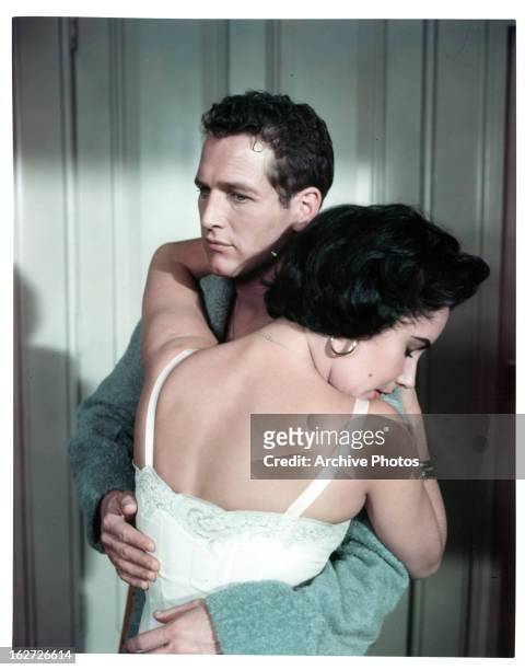 Paul Newman holding Elizabeth Taylor in a scene from the film 'Cat On A Hot Tin Roof', 1958.