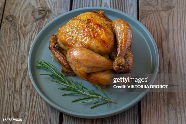 thanksgiving fresh baked chicken (turkey) on a wooden background. festive food. - pollo a la plancha fotografías e imágenes de stock