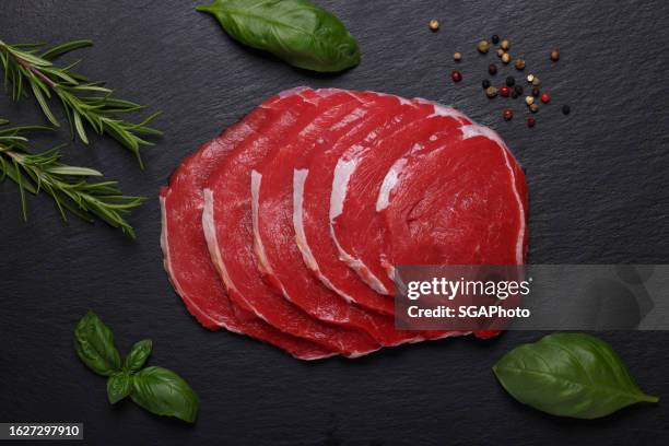 frisches, mageres geschnittenes steak auf schiefer - basil stock-fotos und bilder