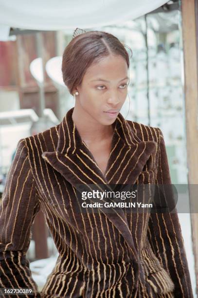 Naomi Campbell In Paris To Present The Collections Fall-Winter 1998-1999. A Paris, en juillet 1998, portrait du mannequin Naomi CAMPBELL en séance...