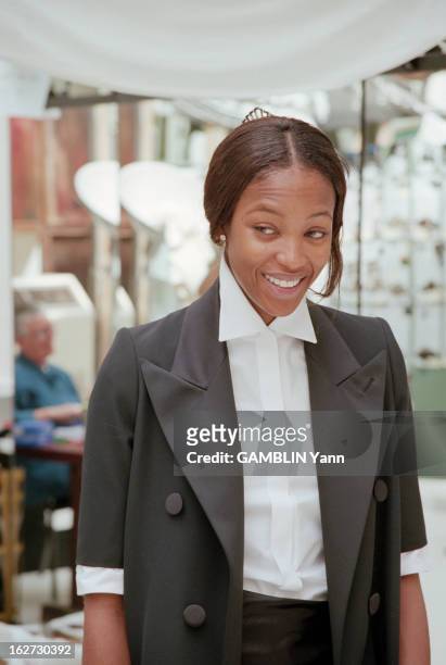 Naomi Campbell In Paris To Present The Collections Fall-Winter 1998-1999. A Paris, en juillet 1998, portrait du mannequin Naomi CAMPBELL en séance...