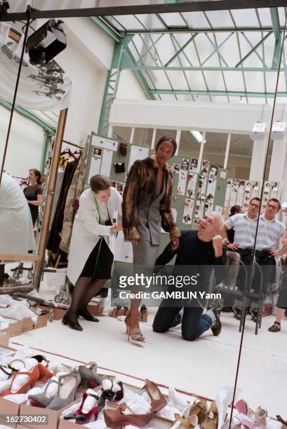 Naomi Campbell In Paris To Present The Collections Fall-Winter 1998-1999. A Paris, en juillet 1998, le mannequin Naomi CAMPBELL en séance d'essayage...