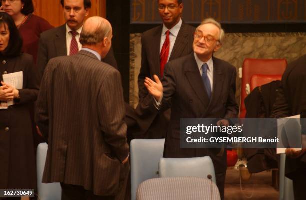 Meeting At The UN On Iraq Problem. L'ambassadeur de France auprès de l'Onu Jean-Marc DE LA SABLIERE souriant, main levée paume ouverte, en direction...