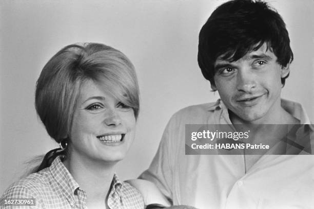 Rendezvous With Catherine Deneuve And David Bailey. Photo studio : attitude souriante de Catherine DENEUVE aux côtés de son compagnon David BAILEY.