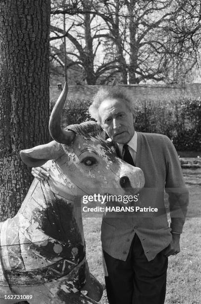 Jean Cocteau At Home In Milly La Foret. Milly-la-Forêt, mars 1960 : Jean COCTEAU reçoit dans sa gentilhommière l'équipe de 'Paris Match' : plan de...
