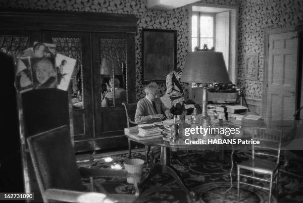 Jean Cocteau At Home In Milly La Foret. Milly-la-Forêt, mars 1960 : Jean COCTEAU reçoit l'équipe de 'Paris Match' dans sa gentilhommière : derrière...