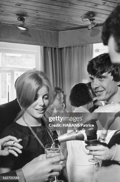 Marriage Of Catherine Deneuve And David Bailey. Mariage civil pour Catherine DENEUVE et David BAILEY à la mairie de Saint Pancras à LONDRES : vin...