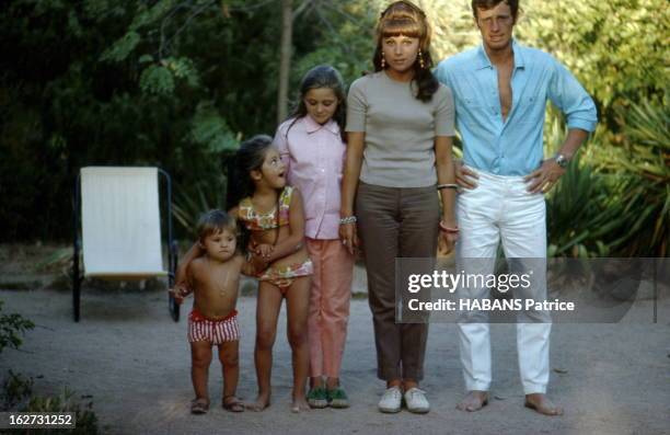 Jean-Paul Belmondo With Family In Saint-Tropez. Jean-Paul BELMONDO en vacances à Beauvallon, près de Saint-Tropez : le petit monde du jeune premier...