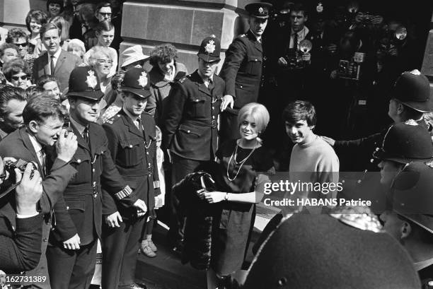 Marriage Of Catherine Deneuve And David Bailey. Mariage civil pour Catherine DENEUVE et David BAILEY : le couple sortant de la mairie de Saint...